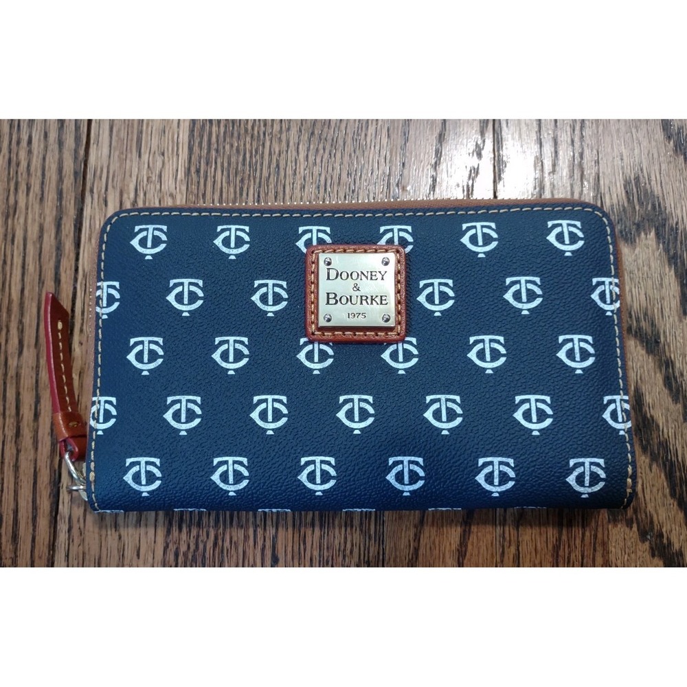 Dooney & Bourke MLB Minnesota Twins Large Slim‎ Wristlet Wallet NWOT